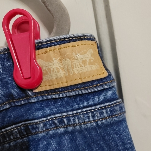 Levi's Straight Leg Crop Jeans - Picture 4 of 5